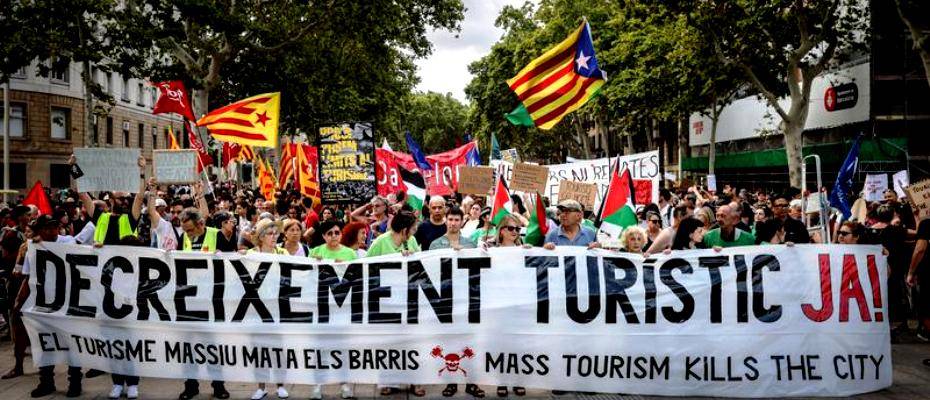 Жители Барселоны протестуют против массового туризма