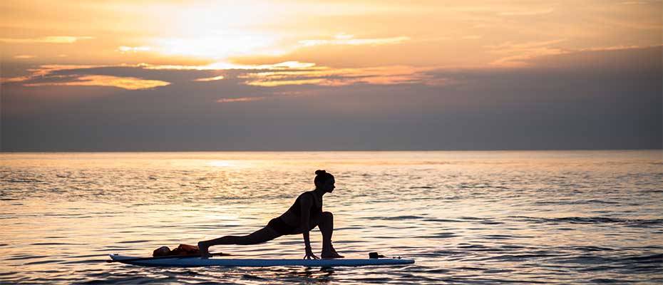 Von SUP Yoga bis Aqua Healing: Entspannungsmethoden im und am Wasser entdecken