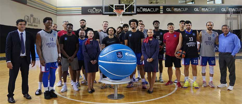 Corendon Airlines setzt die Unterstützung für türkisches Basketballteam Anadolu Efes fort 