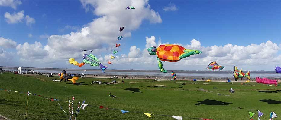 Bunte Giganten am Himmel über dem Badestrand von Dangast