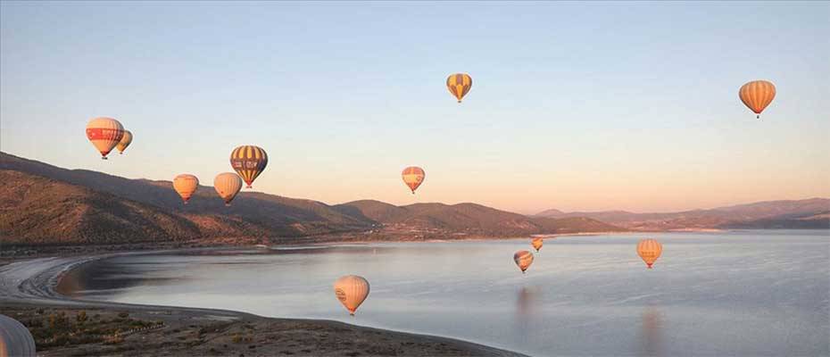 Salda semaları TÜRSAB organizasyonundaki sıcak hava balonlarıyla süslendi