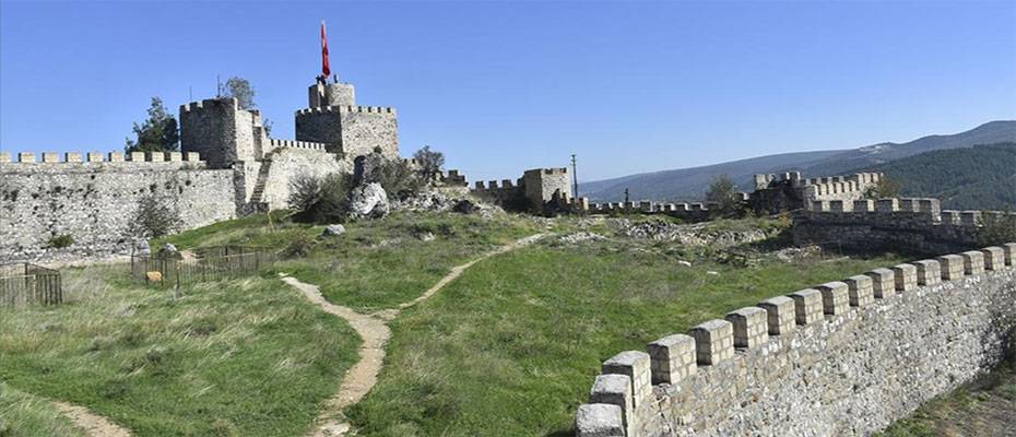 Sinop'ta sarp kayalıklar üzerine kurulu Boyabat Kalesi dikkat çekiyor