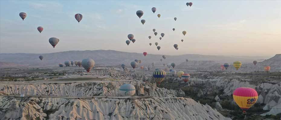 Kapadokya'da sıcak hava balonları rekora uçtu