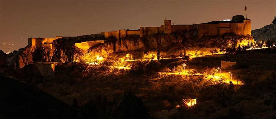 Elazığ'ın tarihi Harput Mahallesi gece görüntülendi