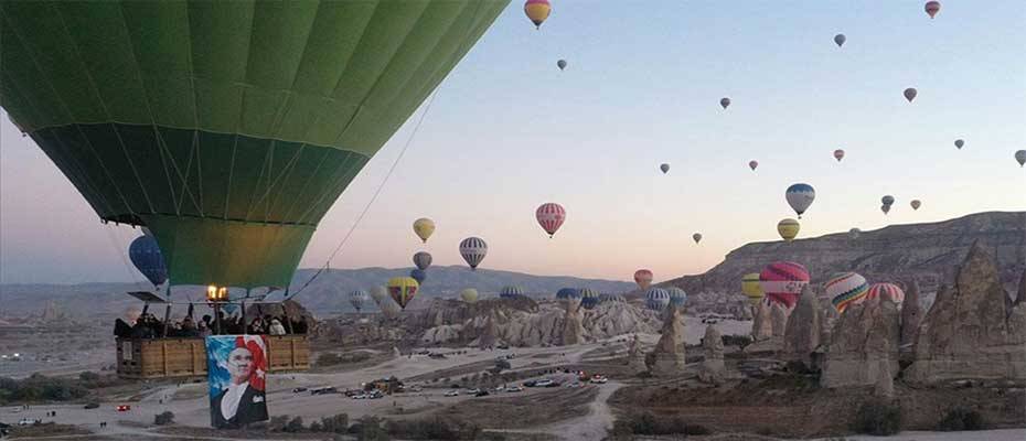 Kapadokya'da balonlar Türk bayraklarını gökyüzünde dalgalandırdı