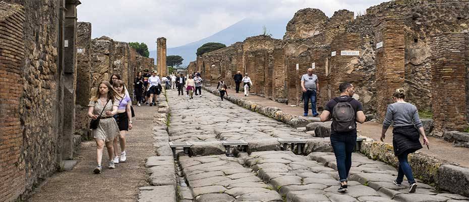 İtalya'da ziyaretçi akınına uğrayan yerlerde turist yoğunluğuna karşı bazı tedbirler alınıyor