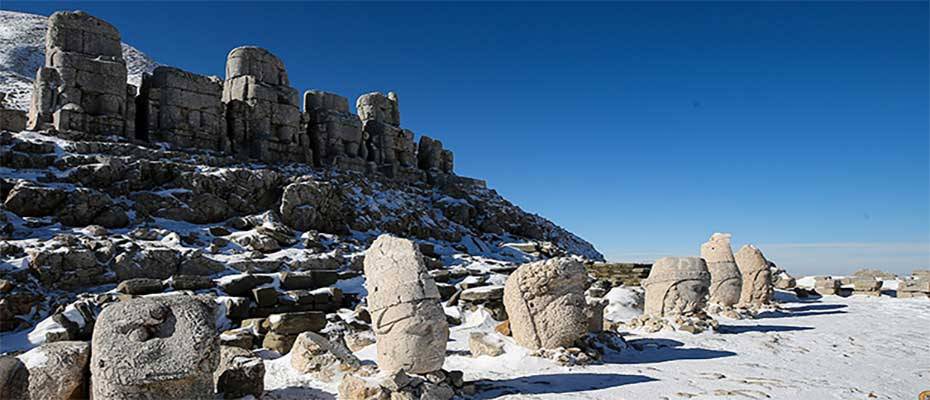 Turizm sezonunun sonuna yaklaşılan Nemrut Dağı yaklaşık 165 bin turisti ağırladı