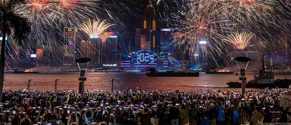 Hongkong begrüßt 2025 mit einem spektakulären und farbenfrohen Feuerwerk über dem Victoria Harbour