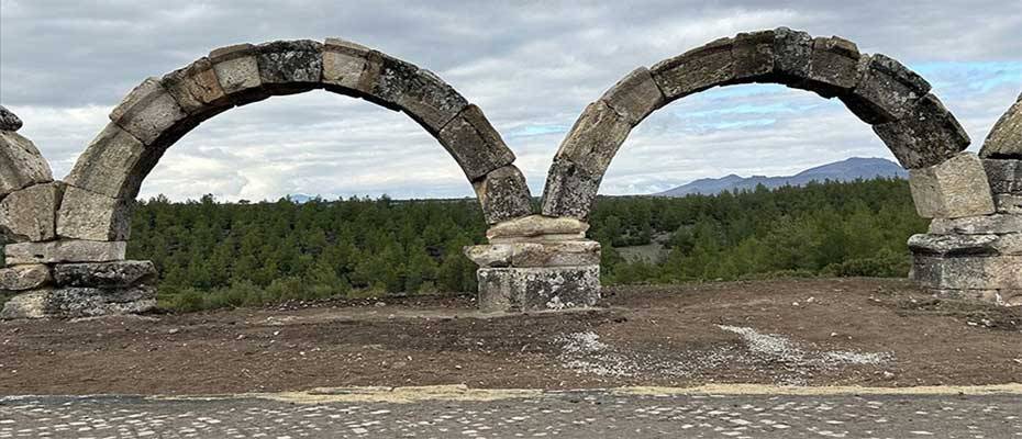 Uşak'taki Blaundos Antik Kenti'nin su kemerleri ayağa kaldırılıyor