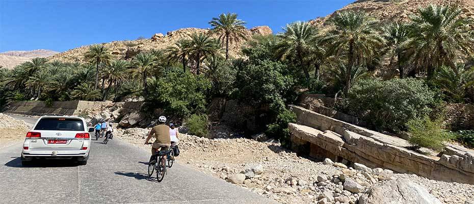 Zweirad-Abenteuer zwischen Wadis, Bergen und Sanddünen in Oman