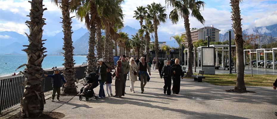 Antalya sahillerinde yeni yılın ilk hafta sonunda yoğunluk yaşandı