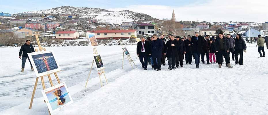 Buzla kaplı Çıldır Gölü'nde fotoğraf sergisi düzenlendi