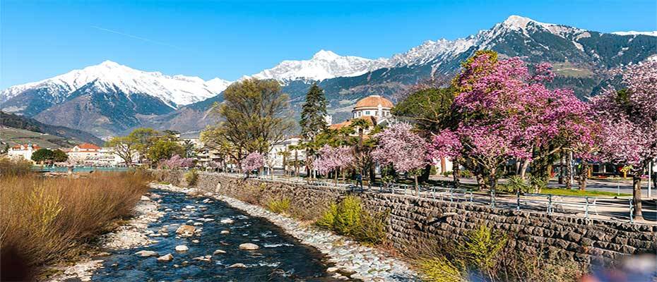 Frühling in Meran, wo glitzernder Schnee und mediterranes Klima aufeinandertreffen