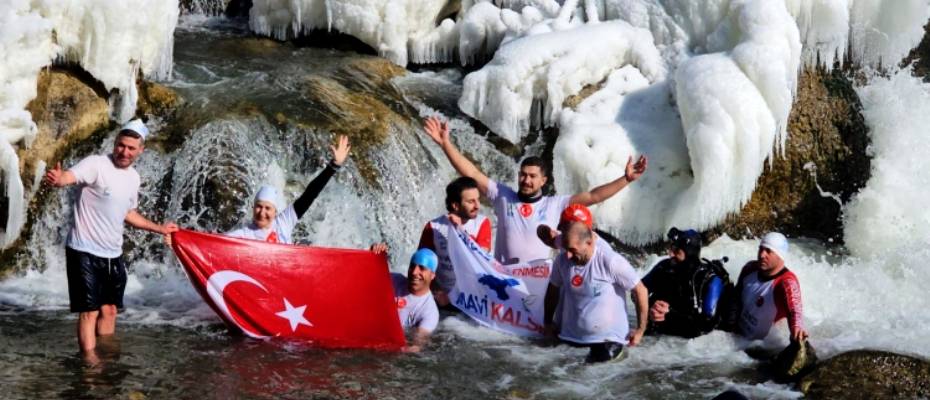 Акция турецких «моржей» в водопаде Мурадие в мороз