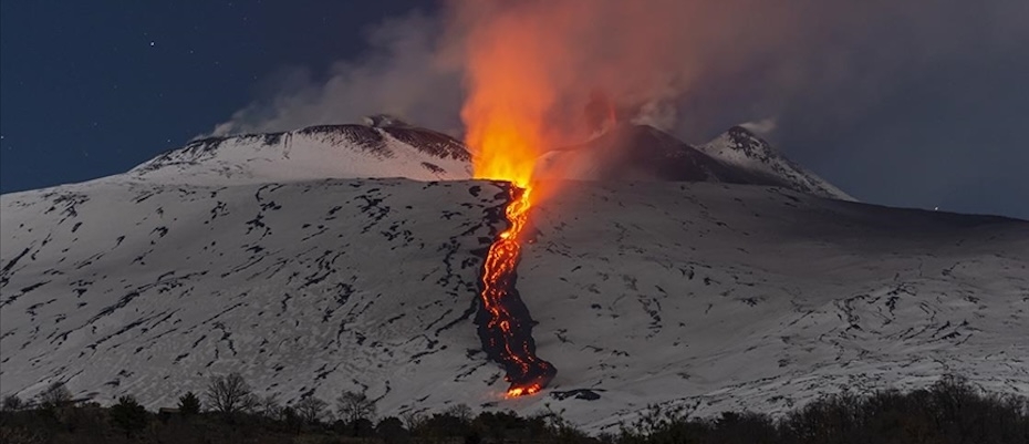 İtalya'da Etna Yanardağı'ndaki lav akışı sürüyor