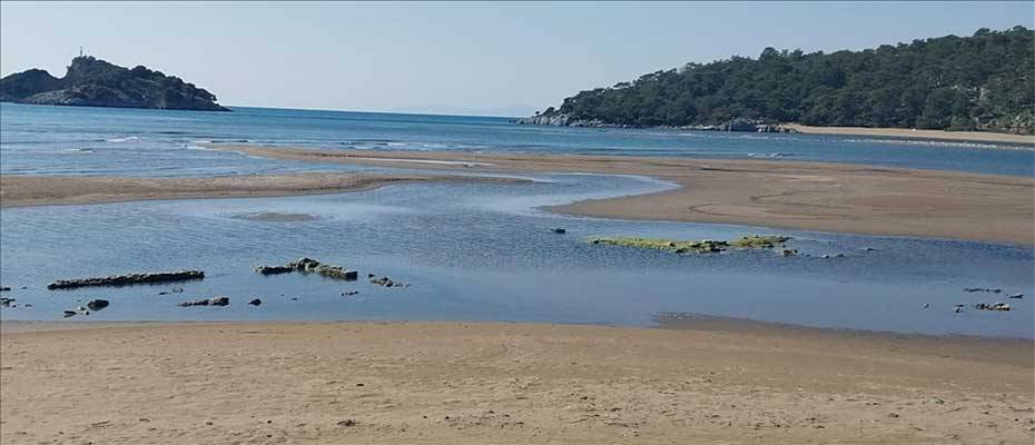 Muğla'da denizin çekilmesiyle tarihi gümrük binasının temeli ortaya çıktı