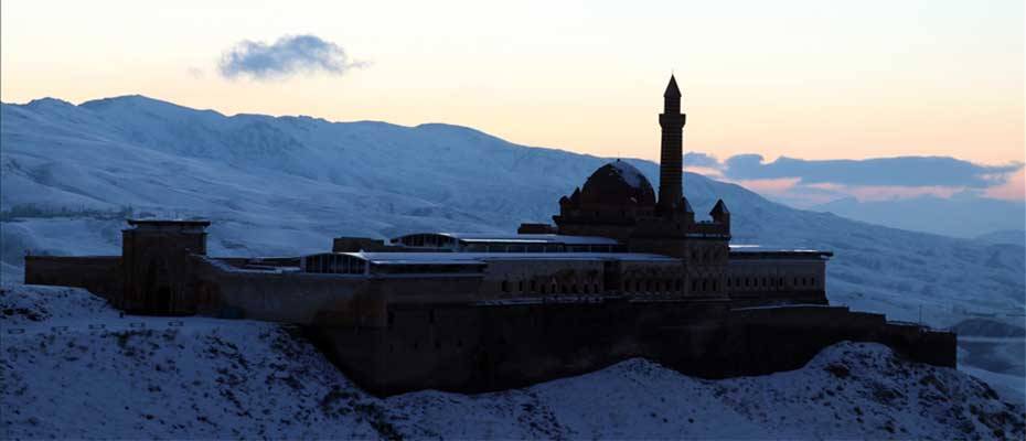 Karla kaplı İshak Paşa Sarayı gün batımı manzarasıyla fotoğrafçıları çekiyor