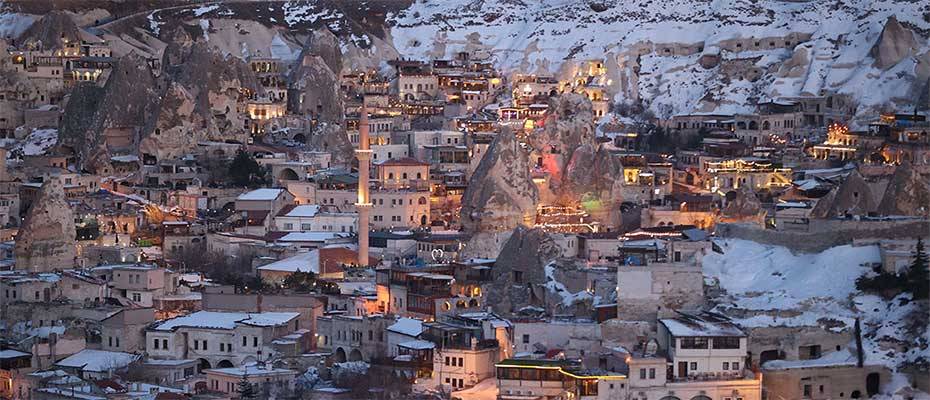 Karla kaplanan Kapadokya şehir ışıklarıyla görüntülendi