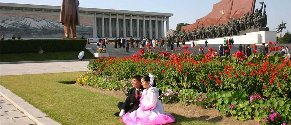 Western tourists cross into North Korea for first time in 5 years