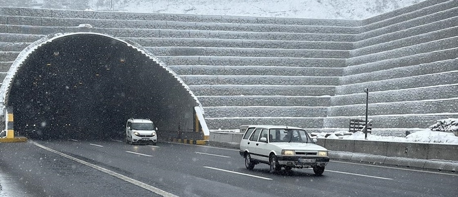 Bolu Dağı'nda kar ve sis etkili oldu