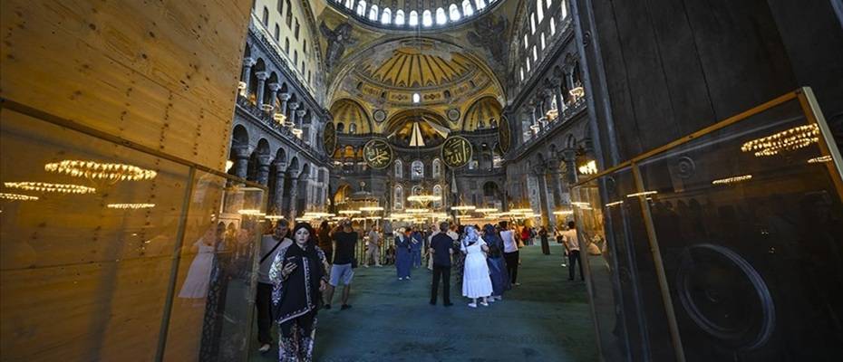 Ayasofya ibadete açıldığı günden bu yana yaklaşık 40 milyon ziyaretçiyi ağırladı - Haberi Oku