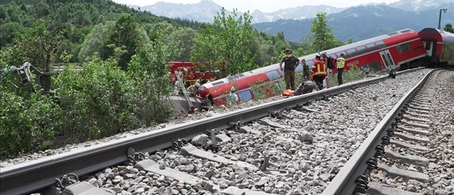Almanya’da raydan çıkan yolcu treninin nedeninin toprak kayması olabileceği düşünülüyor - Haberi Oku