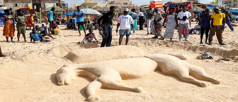 Omar Mbaw, Dakar sahillerinde kumdan heykeller yapar - Haberi Oku
