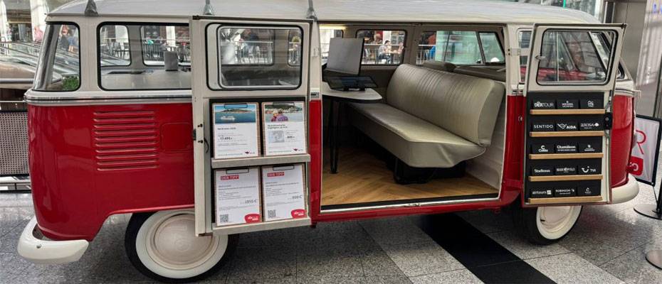 DERTOUR setzt auf Kult-Bulli als mobiles Reisebüro