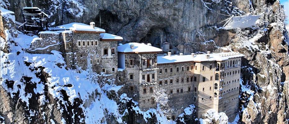Kar örtüsü altındaki Sümela Manastırı ziyaretçilerin ilgisini çekiyor - Lesen Sie die Nachrichten?>