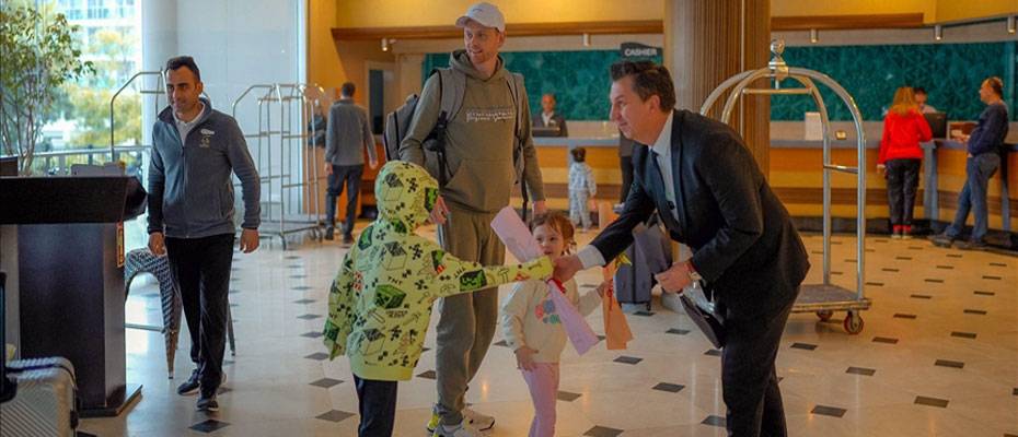 Marmaris’te turizm sezonu İngiliz turist kafilesiyle açıldı - Lesen Sie die Nachrichten?>