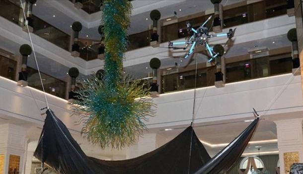 Lüks otellerde 18 metrelik avizeler dronla temizleniyor