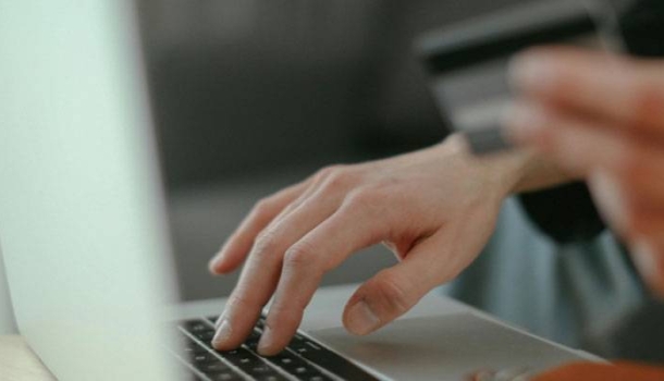 Barcelona’da rezervasyon krizi: turistler geceyi sokakta geçirdi - Haberi Oku