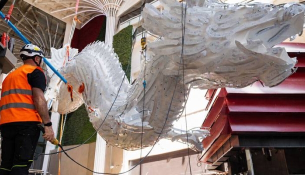 Zwölf Meter langer Drache schwebt über der MSC World Asia - Lesen Sie die Nachrichten